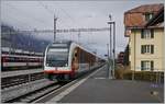 Der Zentralbahn 150 104-4 ist als IR auf dem Weg von Luzern nach Interlaken Ost und erreicht den Bahnhof von Meiringen.