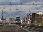 Von Interlaken kommend erreicht der halbe  Adler  150 101-1 und der  Fink  160 002-8 der Zentralbahn als IR 2919 nach Luzern den Bahnhof von Meiringen.