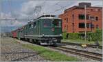Endlich wieder einmal ein 'echter' Brünig-Bahn-Zug in Meiringen! Die SBB HGe 4/4 I N° 1992 'Giswil' erreicht mit ihrem Extrazug zum Jubiläum '20 Jahre Zentralbahn' den Bahnhof von Meiringen. Die Lok mit dem typischen SBB-Gesicht ä ...