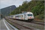Der BLS RE 3913 von La Chaux-de-Fonds nach Bern wechselt in Chambrelien die Fahrtrichtung und wird nun mit dem  Kambly  EW III Steurwagen N° 990 an der Spitze Richtung Neuchâtel fahren.

12. August 2020