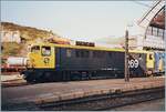 BR 269/841878/die-renfe-269-303-4-wartet-mit-einem Die RENFE 269-303-4 wartet mit einem Reisezug in Port Bou auf die Abfahrt in Richtung Süden. Analogbild vom März 1992 