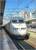 Der RENFE AVE 100 221-1 Triebzug wartet in Lyon Part Dieu auf die Abfahrt (14.32) nach Barcelona Sants (an 19:34). 13. März 2024