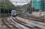 Der Euskotren Triebzug 922 erreicht den Kopfbahnhof von San Sebastian. Ein interessantes Detail: vor dem Zug werden die Gleise bespritzt. Der Grund dafür ist mir jedoch unbekannt.

17. April 2024