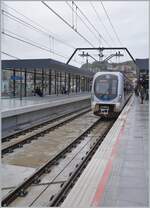 Der Euskotren Triebzug 921 ist auf der Fahrt nach Donostia-San Sebastián konnte hier bei der Ankunft in Zarautz fotografiert werden. 
Das Bild zeigt, dass auch die Stationen ausserhalb der Grossstadt Donostia-San Sebastián
sehr modern gestaltet sind. 

17. April 2024