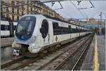 Im Euskotren Bahnhof von Donostia Armada / San Sebastian Aramda hat fast jedes Gleis zwei Bahnsteige, doch hier konnte der CFA Serie 900 Euskotren Triebzüge 922 ohne diese  Hinderniss 