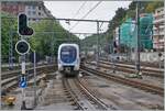 Der Euskoktren CFA Serie 900 Triebzug 917 verlässt en Bahnhof von Donostia Armada / San Sebastian Aramda in Richtung Lasarte O.