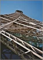 Ein Ger�st aus Stahl und Nieten:Der Eifelturm in Paris.
(verm. Herbst 2001)