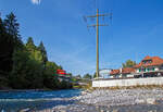 Dort wo die Suld in die Kander mündet ist auch die Talstation der Niesenbahn (NB). Der Wagen 1 der Niesenbahn fährt am 08 September 2021 von der Talstation in Mülenen hinauf zur Zwischenstation Schwandegg, von wo es dann in der zweiten  Sektion weiter hinauf auf den 2362 m hohen Niesen geht. 

Die Niesenbahn (NB) fährt von Mülenen hinauf auf den Niesen, einen beliebten Aussichtsberg am Thunersee. Sie eine der längsten Standseilbahnen Europas. Die Talstation befindet sich in Mülenen, gleich neben dem Bahnhof der BLS, auf 693 m ü. M. Die Strecke ist aufgrund ihrer Länge in zwei Sektionen unterteilt. Die erste Sektion mit 2.111 m und einer maximalen Steigung von 66 % führt hinauf auf die 1.669 m ü. M. gelegene Zwischenstation Schwandegg. Von dort führt die zweite Sektion mit 1.388 m und einer maximalen Steigung von 68 % bis zur Bergstation Niesen Kulm auf 2.336 m ü. M..
