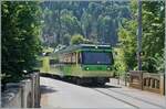 Der Beh 4/8 592 ist von Les Diablerets auf der Rückfahrt nach Aigle und fährt bei Les Planches über die Brücke Planches die mit 97 m Länge über das 'Grande Eau' in Richtung Le Sépey führt, von wo aus der Zug na ...