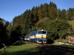 Die 754 024 am 03.10.2011 mit einem Personenzug unterwegs bei Böhmisch Eisenstein.