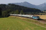393 002 von  CD Cargp  mit einem Kesselwagenzug aus Mnchen kommend am 13. August 2025 bei Vachendorf im Chiemgau.