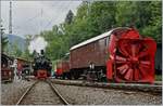 Die Blonay-Chamby G 2x 2/2 105 rangiert in Chaulin, rechts im Bild die selbstfahrende Bernina Bahn Dampfschneeschleuder Xrot d 1056.
