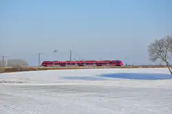 Immer wieder sind die Triebwagen der Baureihe 442 in Rostock anzutreffen.Ein unerkannter Vertreter dieser Baureihe rollt zu einer der unz�hligen Testfahrten durch Gragetopshof.Geknipst am 31.01.2012.