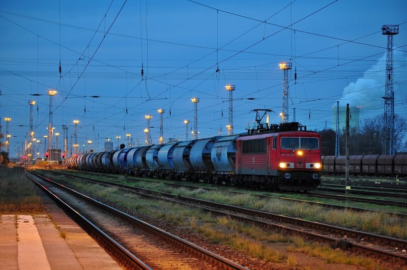 Zum Dngemittelwerk Poppendorf geht es fr die 155 243 mit dem 61035 am  26.11.2012.Hier kurz vor der Abfahrt in Rostock-Seehafen -  Bahnamateurbilder.startbilder.de